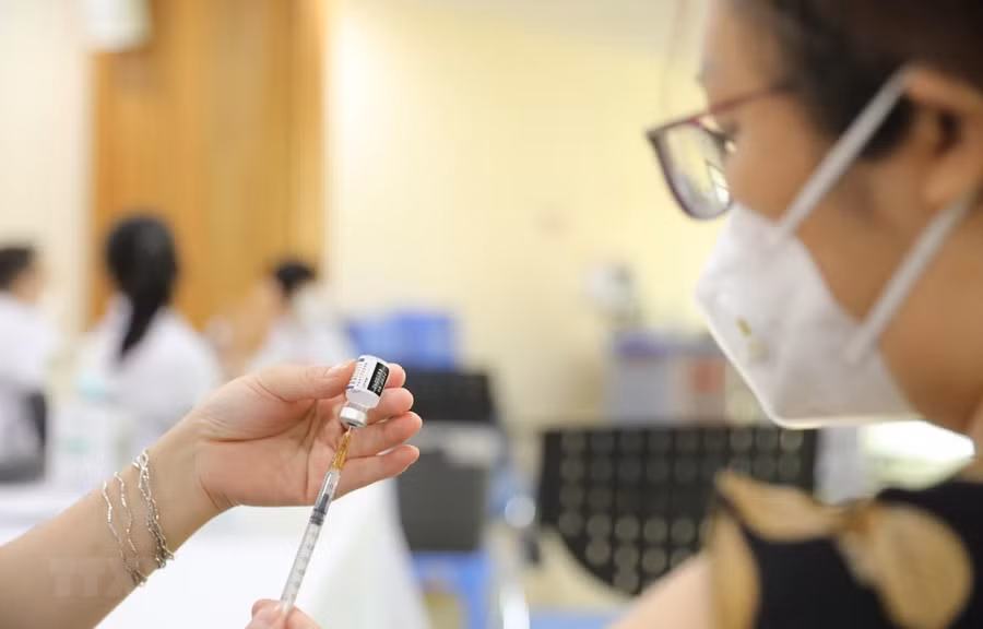  ​Tiêm vaccine ngừa COVID-19 cho người dân. (Ảnh: Minh Quyết/TTXVN)