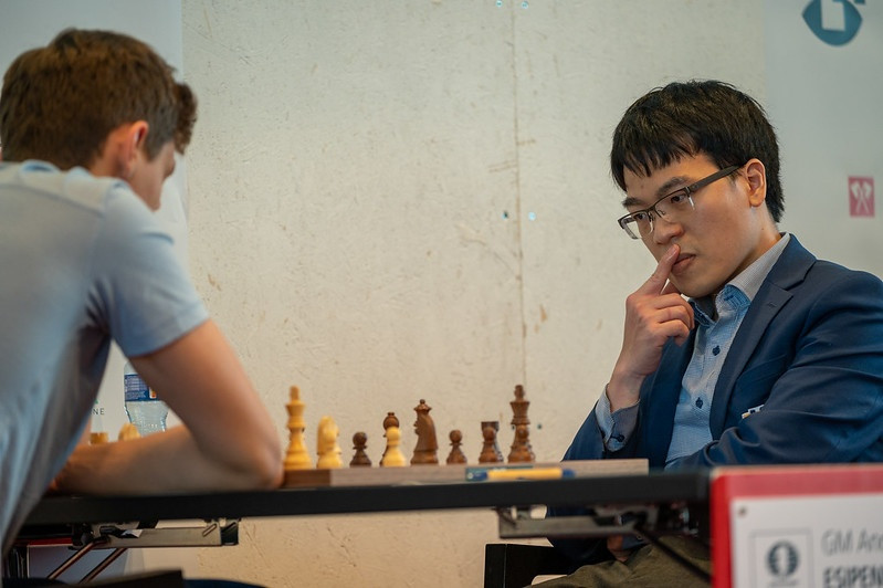 Lê Quang Liêm (phải) đạt mục tiêu cầm hòa kỳ thủ Nga để vô địch Festival cờ vua Biel 2022. Ảnh: BCF