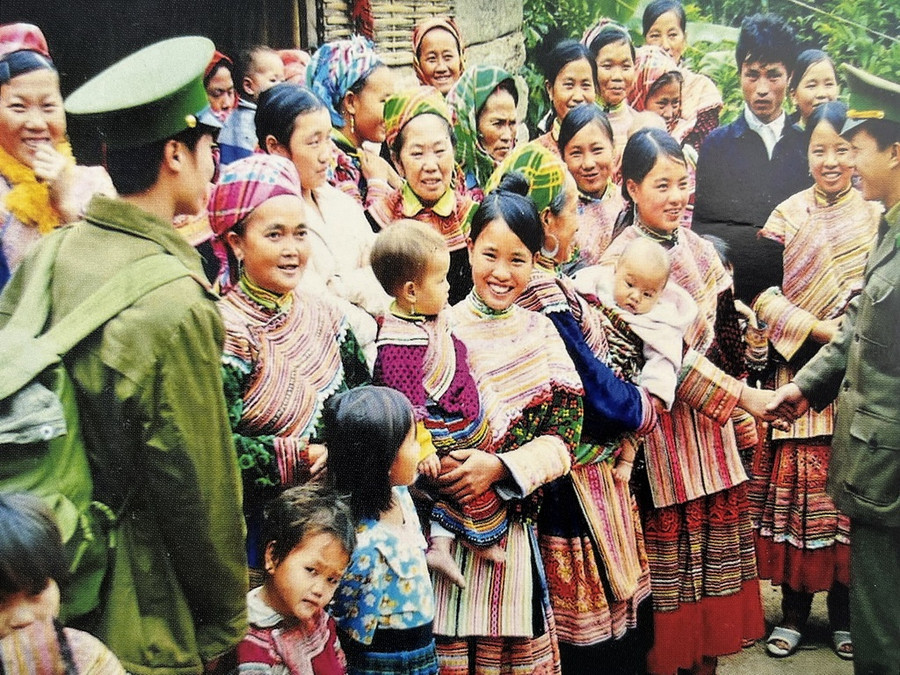 BĐBP Hà Giang xuống bản làm công tác vận động quần chúng, năm 1997. Ảnh: Tư liệu