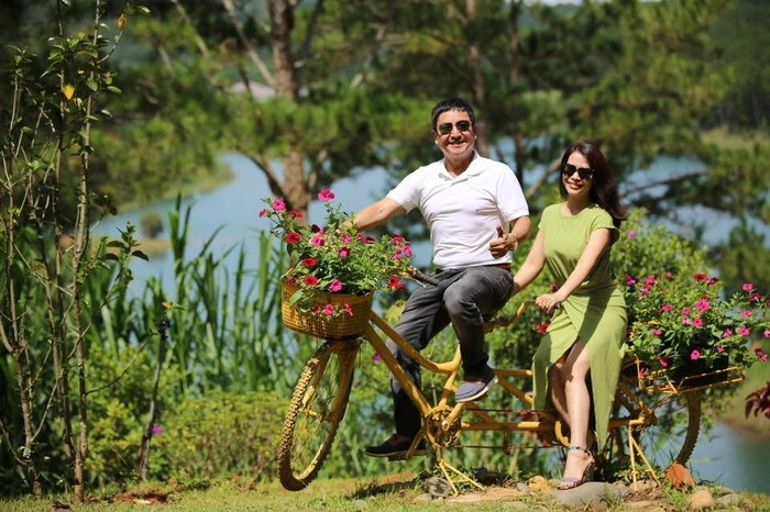 Chí Trung tận hưởng chuyến đi cùng bạn gái kém 17 tuổi. Ảnh: FBNV.