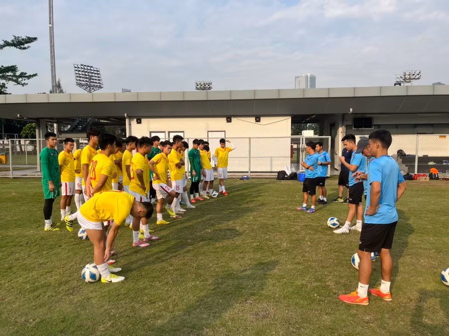  U.19 Việt Nam tập trung cho trận bán kết với U.19 Malaysia. Ảnh: Linh Nhi