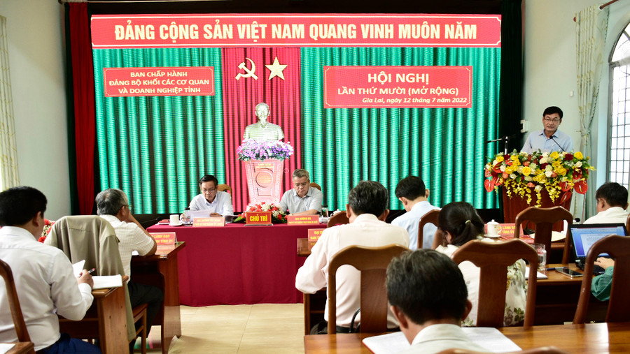 Đồng chí Huỳnh Kiên-Bí thư Đảng bộ, Tổng Biên tập Báo Gia Lai phát biểu tại hội nghị về nội dung nâng cao chất lượng sinh hoạt chuyên đề. Ảnh: Đinh Yến Đồng chí Huỳnh Kiên-Bí thư Đảng bộ, Tổng Biên tập Báo Gia Lai tham luận về nâng cao chất lượng sinh hoạt chuyên đề tại hội nghị. Ảnh: Đinh Yến