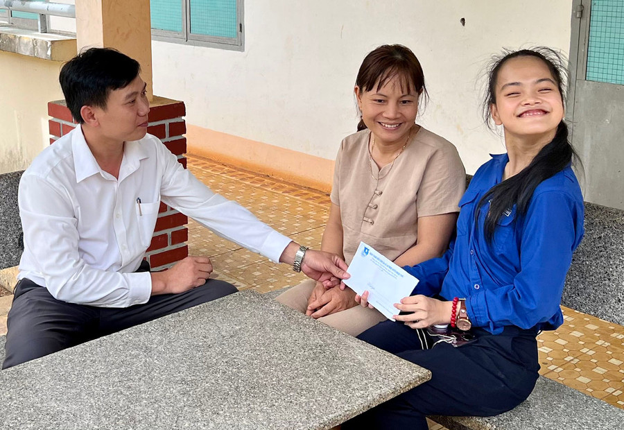 Anh Vũ Danh Mạnh-Bí thư Huyện Đoàn Mang Yang tặng quà cho em Nguyễn Hoàng Anh Thư (bìa phải) bị khuyết tật tại điểm thi Trường THPT Trần Hưng Đạo (huyện Mang Yang). Ảnh: Phan Lài