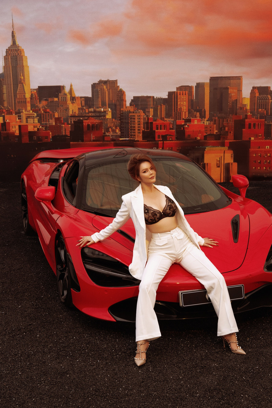 Nhiều người nhận xét cô ngày càng thăng hạng nhan sắc sau nhiều năm làm nghệ thuật. Ảnh: Milor Trần