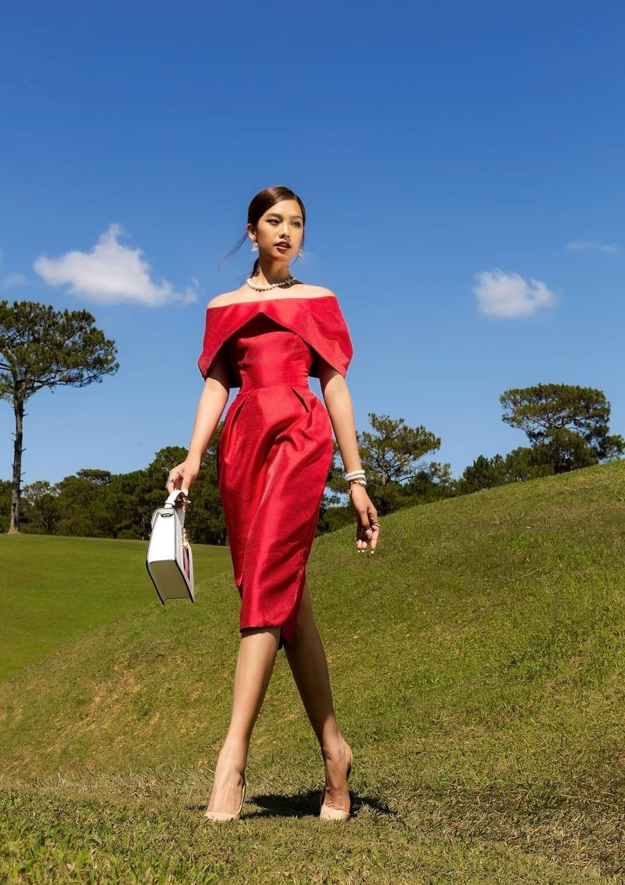  Thiết kế đầm trễ vai khoe khéo bờ vai trần thon thả giúp các nàng trở nên duyên dáng kiêu sa và nổi bật hơn bội phần.