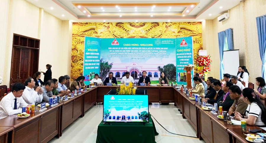 Quang cảnh buổi làm việc. Ảnh: Hồng Thương Quang cảnh buổi làm việc. Ảnh: Hồng Thương