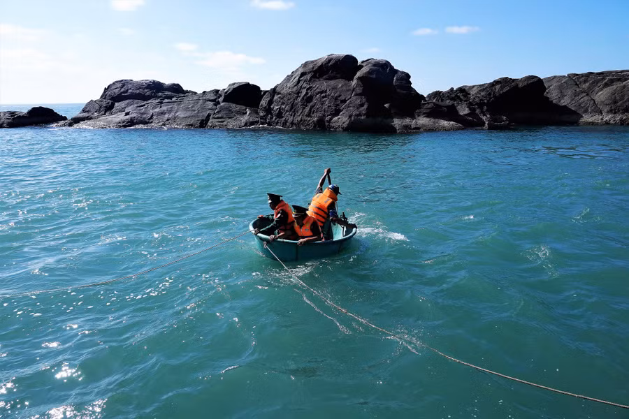 Di chuyển lên Hòn Đá Lẻ bằng thuyền thúng. Ảnh: Mai Thanh Hải