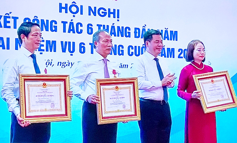 Bộ trưởng Bộ Công Thương Nguyễn Hồng Diên trao Huân chương Lao động Hạng nhì và hạng ba cho 3 cá nhân. Ảnh: Vũ Thảo