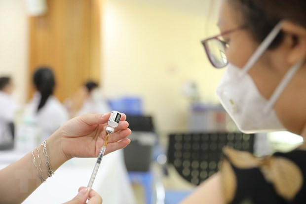 Tiêm mũi nhắc lại vaccine ngừa COVID-19 cho người dân. (Ảnh: Minh Quyết/TTXVN)