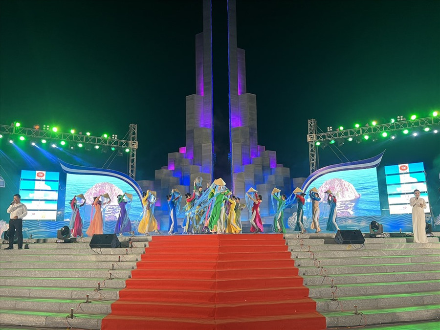 Biểu diễn chương trình nghệ thuật chào mừng “Tuần Văn hóa - Du lịch Phú Yên” năm 2022.