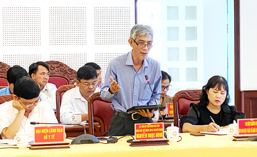 Ông Nguyễn Ngọc Hùng-Giám đốc Sở TTTT trình bày tham luận về Giải pháp dịch vụ công trực tuyến trên địa bàn tỉnh. Ảnh: Hà Duy