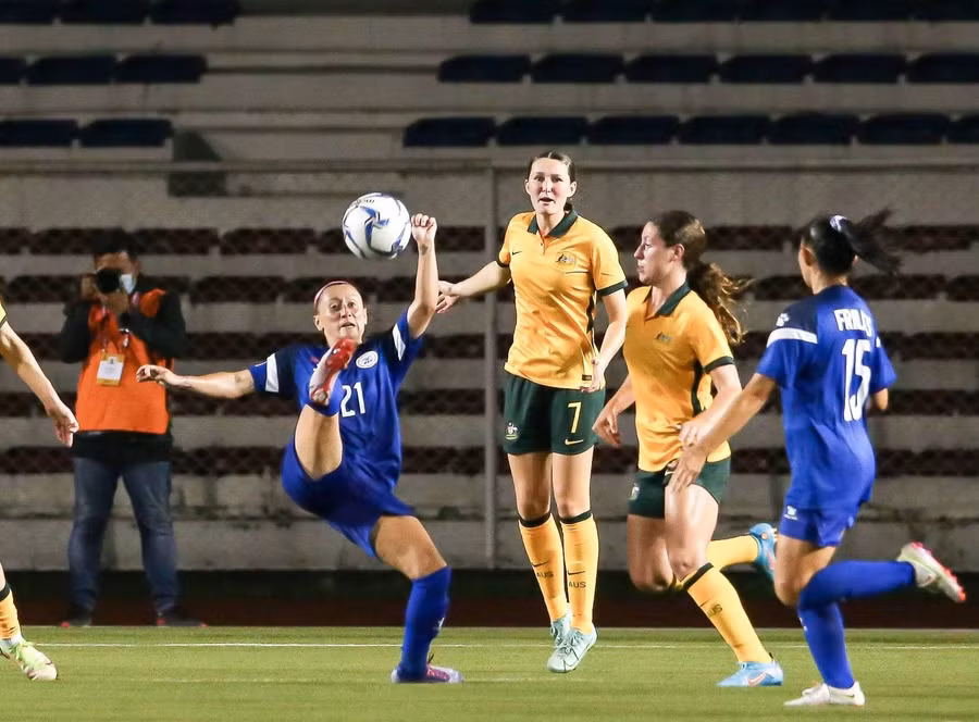  Tuyển nữ Philippines (áo xanh) gây sốc khi đánh bại Úc ở giải Đông Nam Á 2022. Ảnh: Inquiret