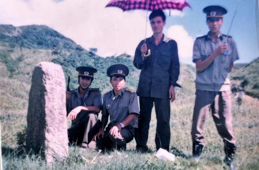 Cán bộ chiến sĩ đồn BP Săm Pun bảo vệ đường biên mốc giới, năm 1998. Ảnh: Tư liệu
