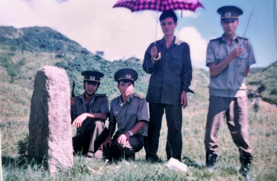 Cán bộ chiến sĩ đồn BP Săm Pun bảo vệ đường biên mốc giới, năm 1998. Ảnh: Tư liệu