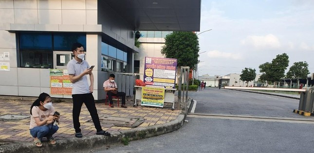 Các công ty đăng tuyển dụng công nhân tại khu công nghiệp. Trên bảng tuyển dụng ghi rõ không tuyển lao động nhiều tuổi Các công ty đăng tuyển dụng công nhân tại khu công nghiệp. Trên bảng tuyển dụng ghi rõ không tuyển lao động nhiều tuổi