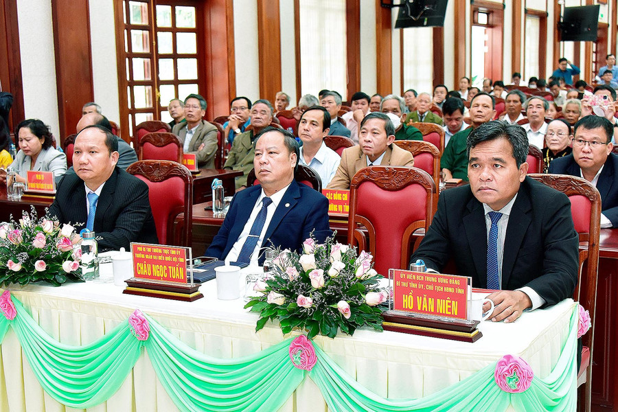  Các đồng chí lãnh đạo tỉnh tham dự hội nghị gặp mặt người có công tiêu biểu và thân nhân liệt sĩ- Ảnh Đức Thụy