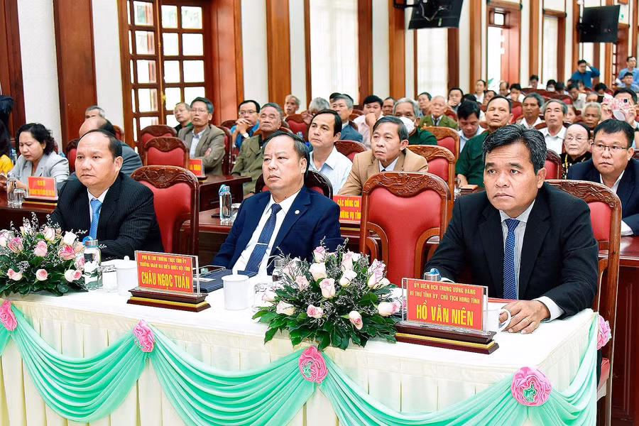  Các đồng chí lãnh đạo tỉnh tham dự hội nghị gặp mặt người có công tiêu biểu và thân nhân liệt sĩ- Ảnh Đức Thụy