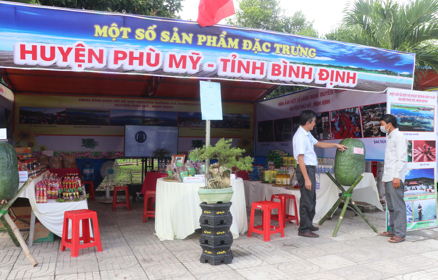 Ngày hội Du lịch Kbang năm 2022 thu hút khoảng 120 gian hàng đến từ nhiều xã, thị trấn, huyện, thị xã, công ty, doanh nghiệp trong và ngoài tỉnh. Ảnh: Ngọc Minh 