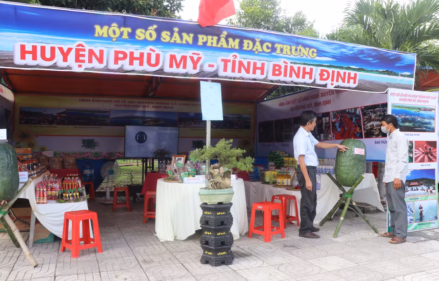 Ngày hội Du lịch Kbang năm 2022 thu hút khoảng 120 gian hàng đến từ nhiều xã, thị trấn, huyện, thị xã, công ty, doanh nghiệp trong và ngoài tỉnh. Ảnh: Ngọc Minh 