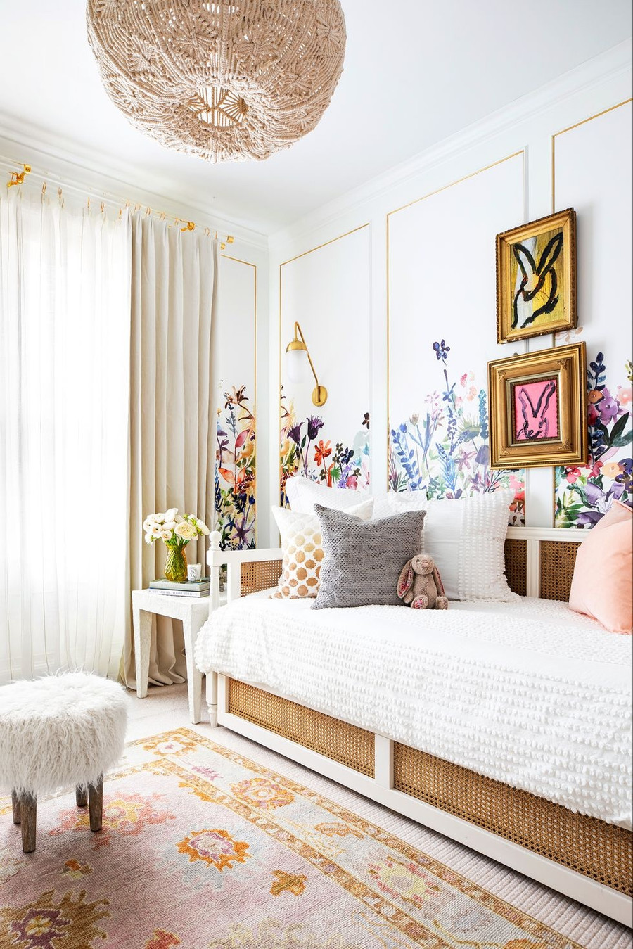 Được bao phủ bởi những đường viền lá vàng, những bông hoa leo trên tường trong phòng thực chất là hình nền bức tranh tường.