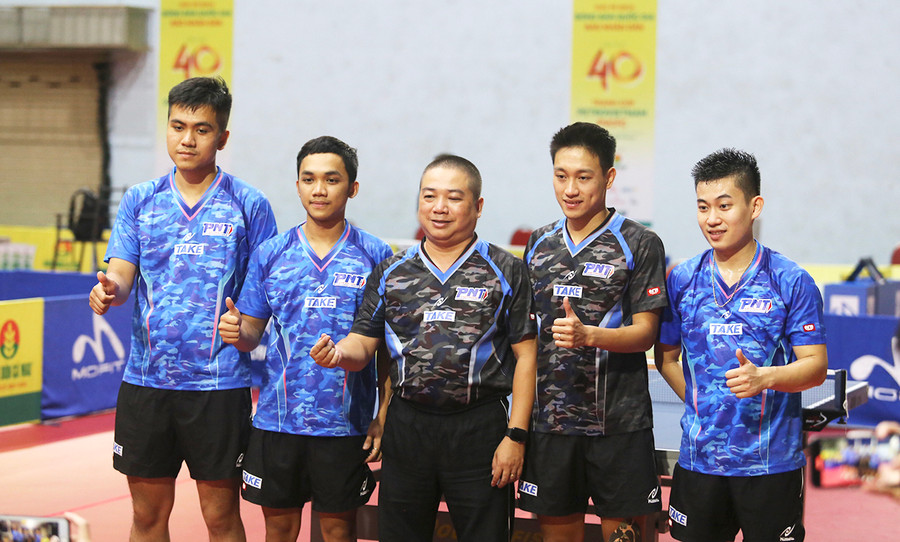 Các tay vợt của Hà Nội đã giành chức vô địch. Ảnh: Văn Ngọc Các tay vợt của Hà Nội đã soán ngôi đối thủ để giành chức vô địch. Ảnh: Văn Ngọc