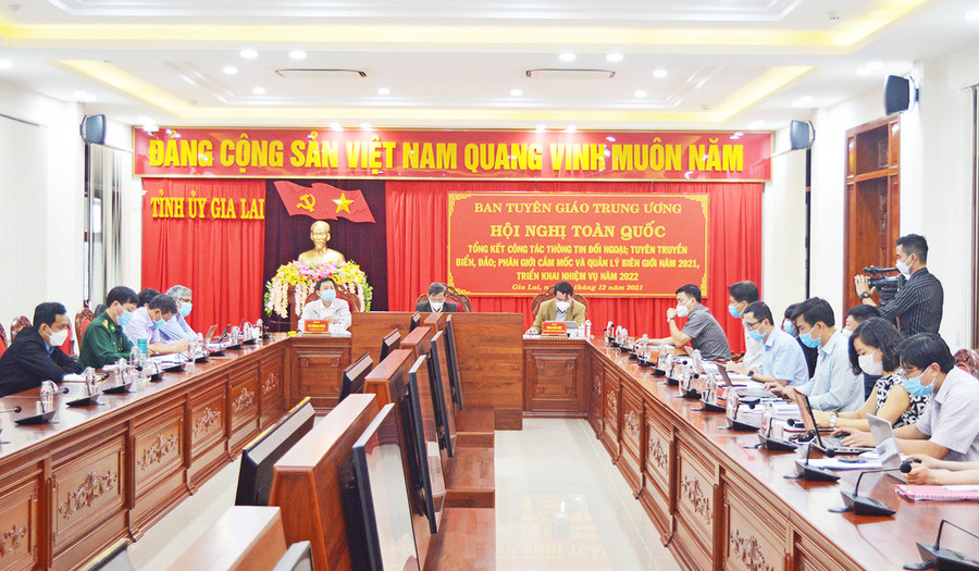  Quang cảnh Hội nghị toàn quốc tổng kết công tác thông tin đối ngoại; tuyên truyền biển, đảo; phân giới cắm mốc và quản lý biên giới năm 2021 tại điểm cầu Tỉnh ủy. Ảnh: Anh Huy