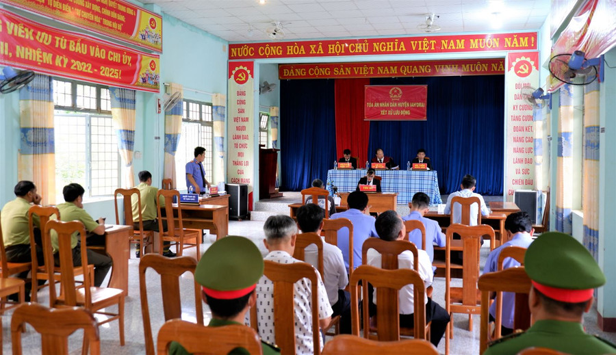 Tuyên phạt đối tượng người Gia Lai 66 tháng tù về tội "Vi phạm quy định về khai thác, bảo vệ rừng và lâm sản" ảnh 1 Quang cảnh phiên tòa. Ảnh nguồn Báo Kon Tum