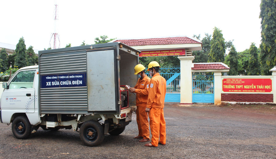 Chi nhánh Điện lực Chưu Pưh chuẩn bị máy phát điện dự phòng phục vụ điểm thi Trường THPT Nguyễn Thái Học (huyện Chư Pưh). Ảnh: Nguyễn Diệp