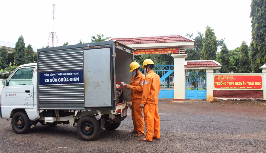 Chi nhánh Điện lực Chưu Pưh chuẩn bị máy phát điện dự phòng phục vụ điểm thi Trường THPT Nguyễn Thái Học (huyện Chư Pưh). Ảnh: Nguyễn Diệp
