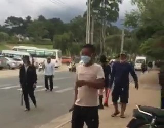 Mới đây, hình ảnh cò đặc sản cầm dao, cầm gậy rượt nhau trước KDL Thung lũng Tình yêu làm mất uy tín du lịch Đà Lạt. Ảnh: Cắt từ clip