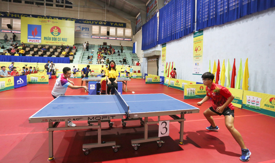 Trận đấu giữa 2 tay vợt của đội Tiền Giang và TP. Hồ Chí Minh ở nội dung đồng đội nam. Ảnh: Văn Ngọc Giải Vô địch Bóng bàn Quốc gia Báo Nhân Dân hàng năm chưa một lần gián đoạn cho dù có những lúc gặp nhiều khó khăn chủ quan lẫn khách quan.