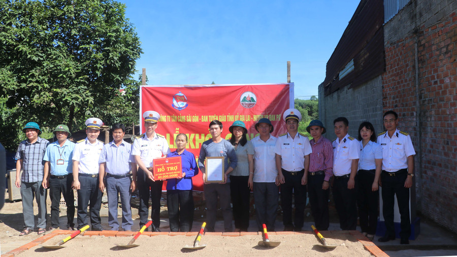 Tổng Công ty Tân Cảng Sài Gòn hỗ trợ gia đình ông Bế Ninh Thuận (làng Mông, xã Ya Hội) 80 triệu đồng để xây dựng nhà mới, khang trang to đẹp hơn. Ảnh: Ngọc Minh