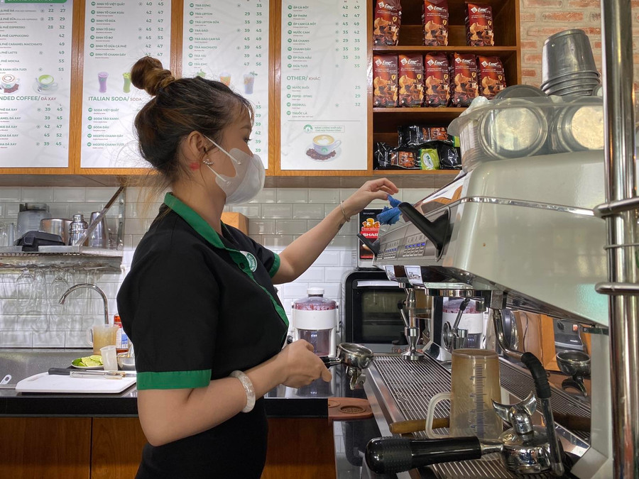 Sinh viên làm việc bán thời gian, phụ trách pha chế tại một quán cà phê ở TP.HCM. Ảnh: Phạm Hữu