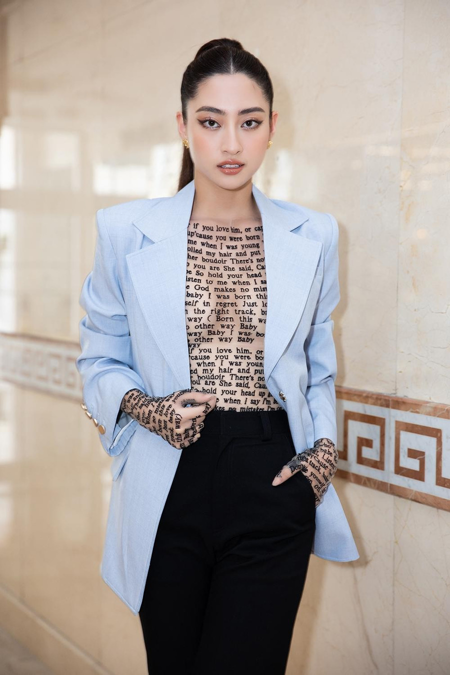  Chiếc áo xuyên thấu với hoạ tiết chữ độc đáo được in trên thân áo mang lại nét cá tính cho Lương Thuỳ Linh.