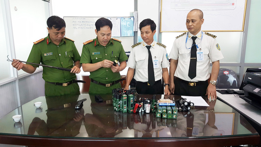  Lực lượng an ninh Cảng Hàng không Pleiku bàn giao tang vật thu giữ cho Phòng Cảnh sát Quản lý hành chính về trật tự xã hội, Công an tỉnh. Ảnh: Lê Ánh