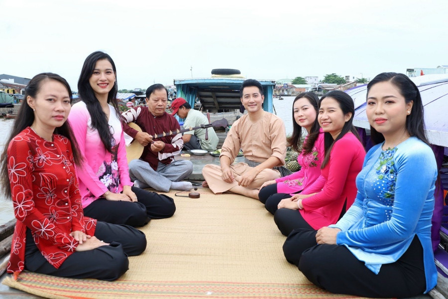 Ca sĩ Nguyễn Phi Hùng quay MV ca nhạc thể hiện tình yêu mảnh đất, con người Cần Thơ. Ảnh: Duy Tân  Ca sĩ Nguyễn Phi Hùng quay MV ca nhạc thể hiện tình yêu mảnh đất, con người Cần Thơ. Ảnh: Duy Tân