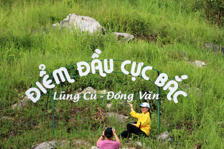 Tấm bảng đá ghi tọa độ Lũng Cú. Ảnh: Mai Thanh Hải