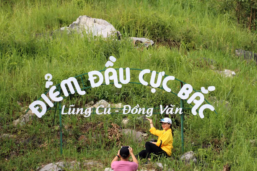 Tấm bảng đá ghi tọa độ Lũng Cú. Ảnh: Mai Thanh Hải