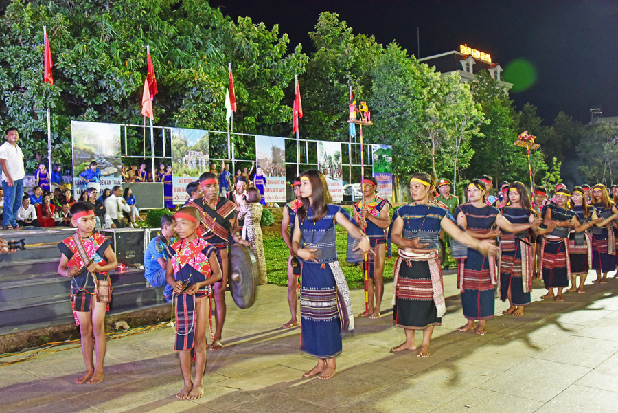 Đội cồng chiêng làng Leng (xã Tơ Tung, huyện Kbang) biểu diễn cồng chiêng tại lễ khai mạc. Ảnh: Đức Thụy