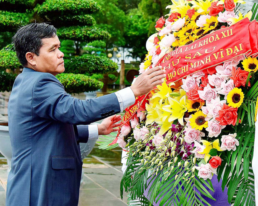 Bí thư Tỉnh ủy Hồ Văn Niên dâng hoa trước Tượng đài Bác Hồ với các dân tộc Tây Nguyên tại Quảng trường Đại Đoàn Kết. Ảnh: Đức Thụy