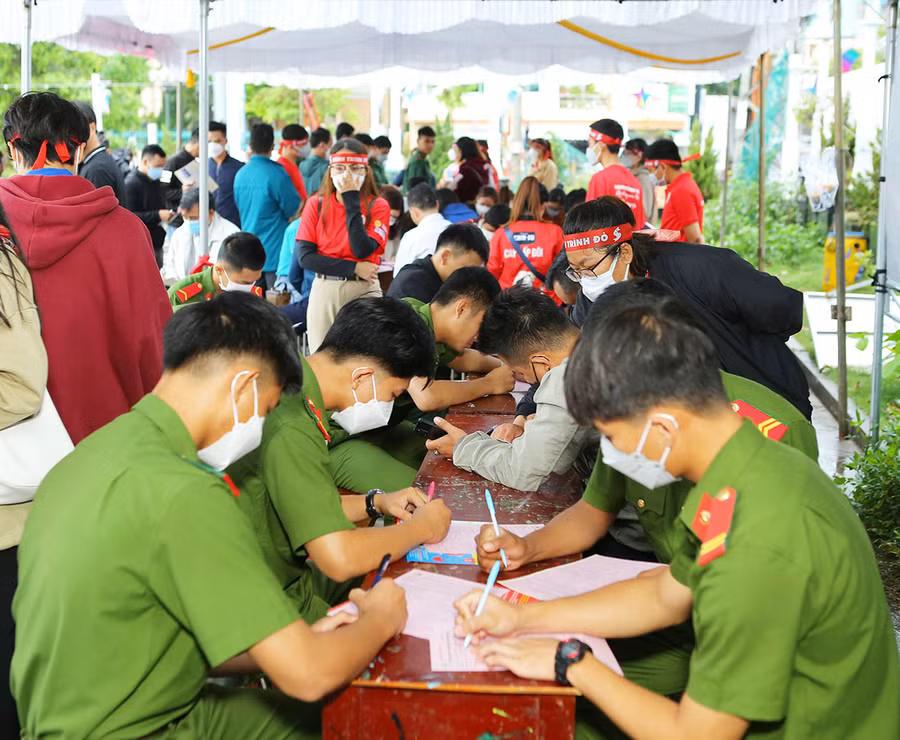 Đông đảo người dân và các chiến sĩ lực lượng vũ trang đăng ký hiến máu tình nguyện.
