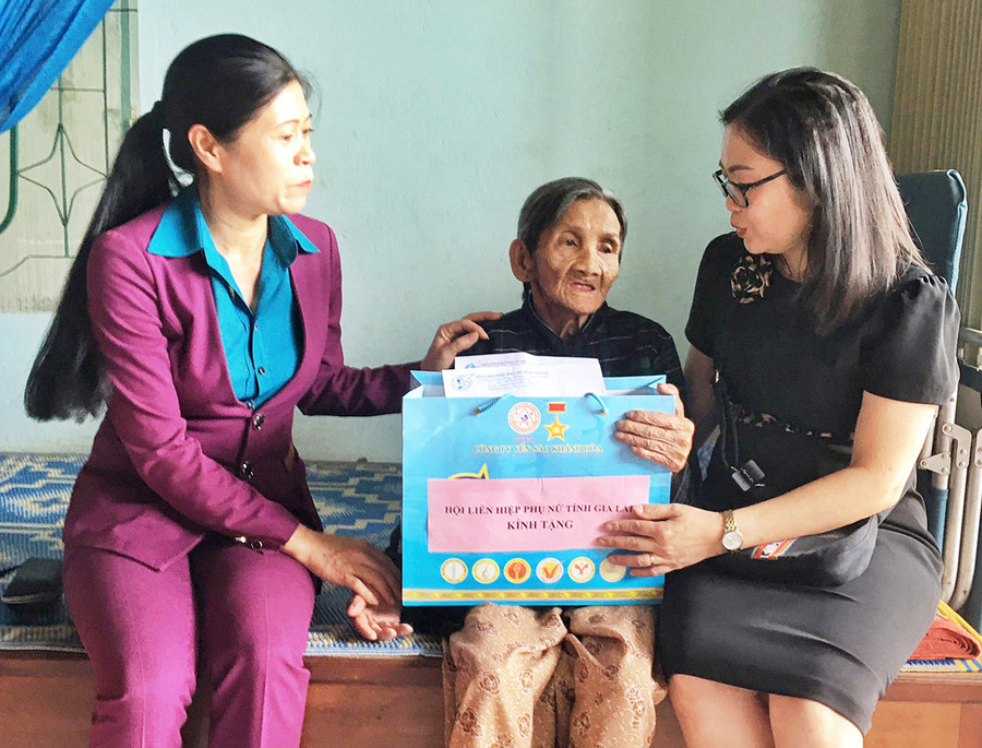  Thăm Mẹ Việt Nam anh hùng Lê Thị Tào. Ảnh: Minh Châu