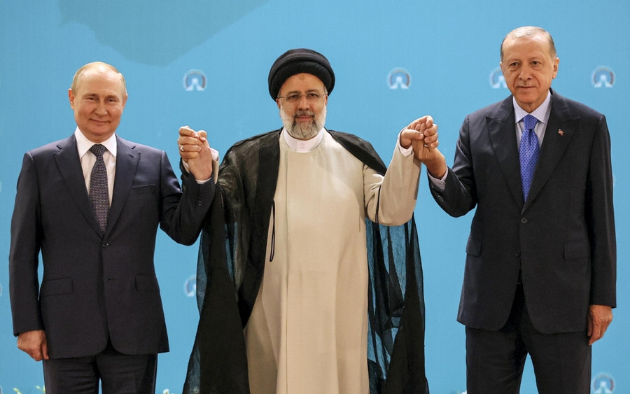 Từ trái qua phải là các ông Putin, Raisi và Erdogan. Ảnh: AP