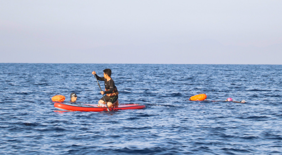 Lực lượng chức năng chèo Sup theo hỗ trợ vận động viên khi cần thiết. Ảnh: Hải Phong