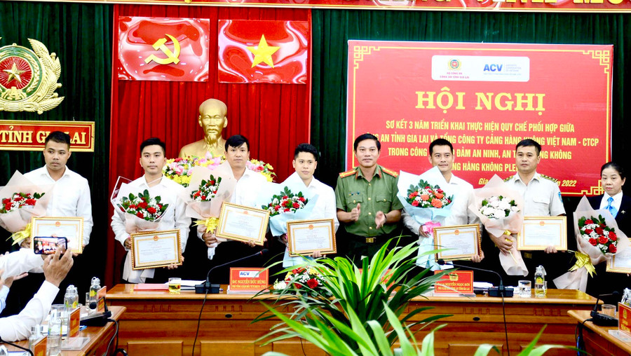 Đại tá Nguyễn Ngọc Sơn-Phó Giám đốc Công an tỉnh tặng giấy khen cho các tập thể, cá nhân thuộc Cảng Hàng không Pleiku. Ảnh: Minh Nguyễn