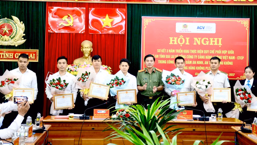 Đại tá Nguyễn Ngọc Sơn-Phó Giám đốc Công an tỉnh tặng giấy khen cho các tập thể, cá nhân thuộc Cảng Hàng không Pleiku. Ảnh: Minh Nguyễn