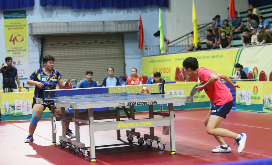 Các tay vợt nữ của TP. Hồ Chí Minh (trái) đã có màn lội ngược dòng ngoạn mục trước đối thủ. Ảnh: Văn Ngọc