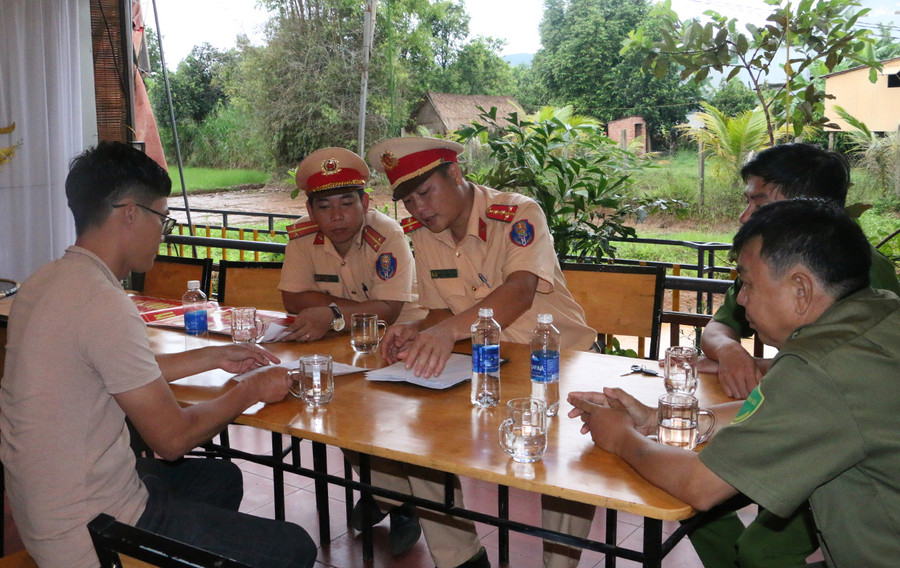 Các chủ cơ sở kinh doanh ký cam kết tuyên truyền, nhắc nhở khách hàng chấp hành nghiêm các quy định của pháp luật về phòng-chống tác hại của rượu, bia. Ảnh: Quang Tấn