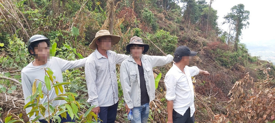 Ông Quảng (thứ 2 từ trái sang) tại hiện trường phá rừng. Ảnh: A.T
