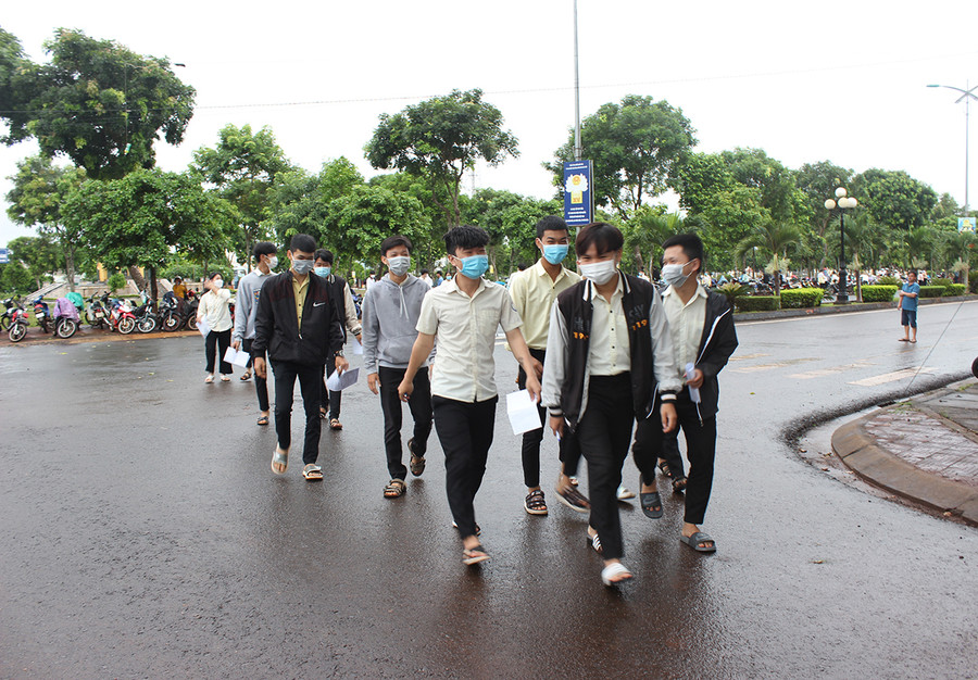 Thí sinh tại điểm thi Trường THPT Nguyễn Thái Học( thị trấn Nhơn Hòa, huyện Chư Pưh) chuẩn bị vào phòng thi. Ảnh: Nguyễn Diệp